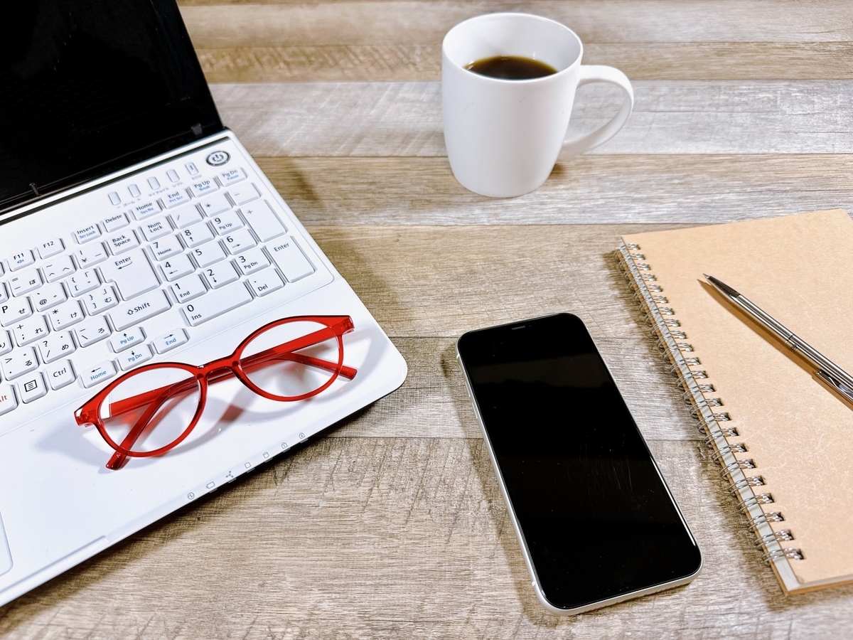 リモートワークをするデスク