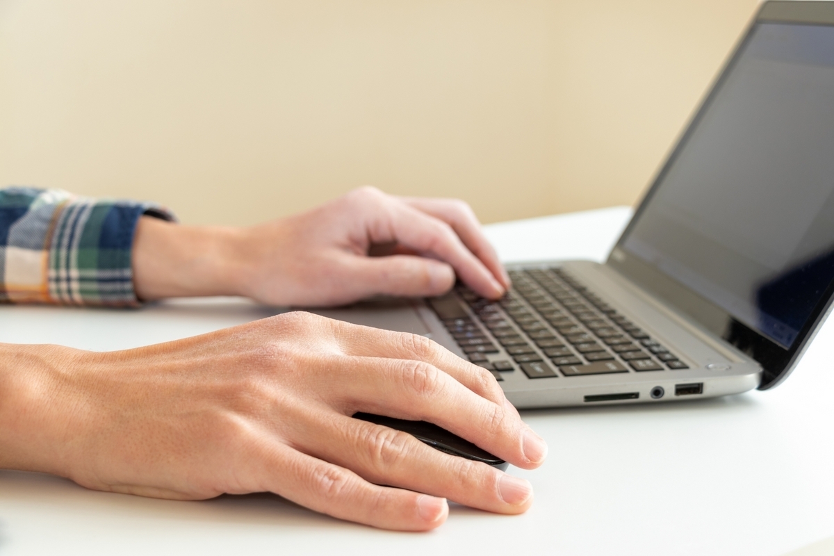 パソコンを操作する手元