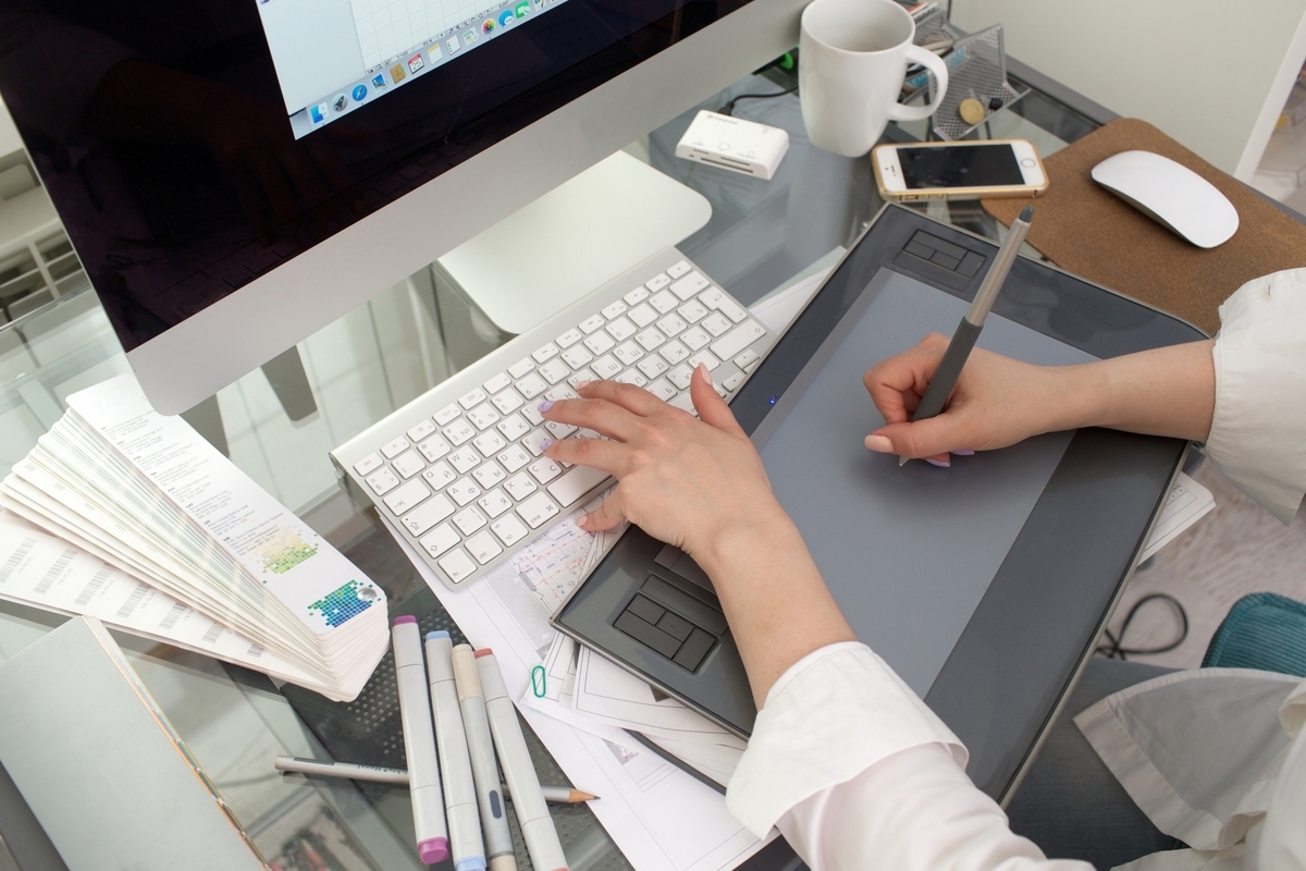 デザイナーの作業デスク