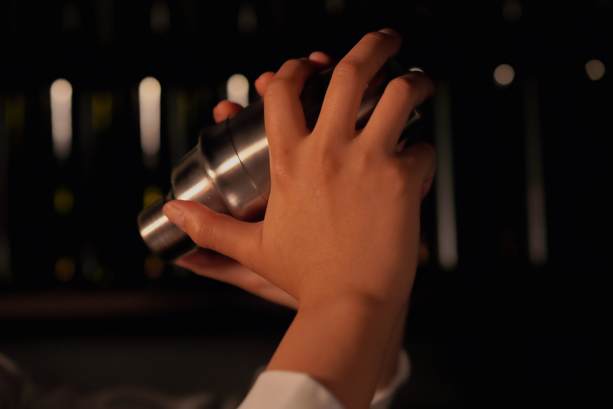 シェーカーを振る手