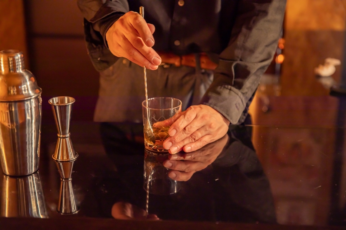 お酒を作るバーテンダー