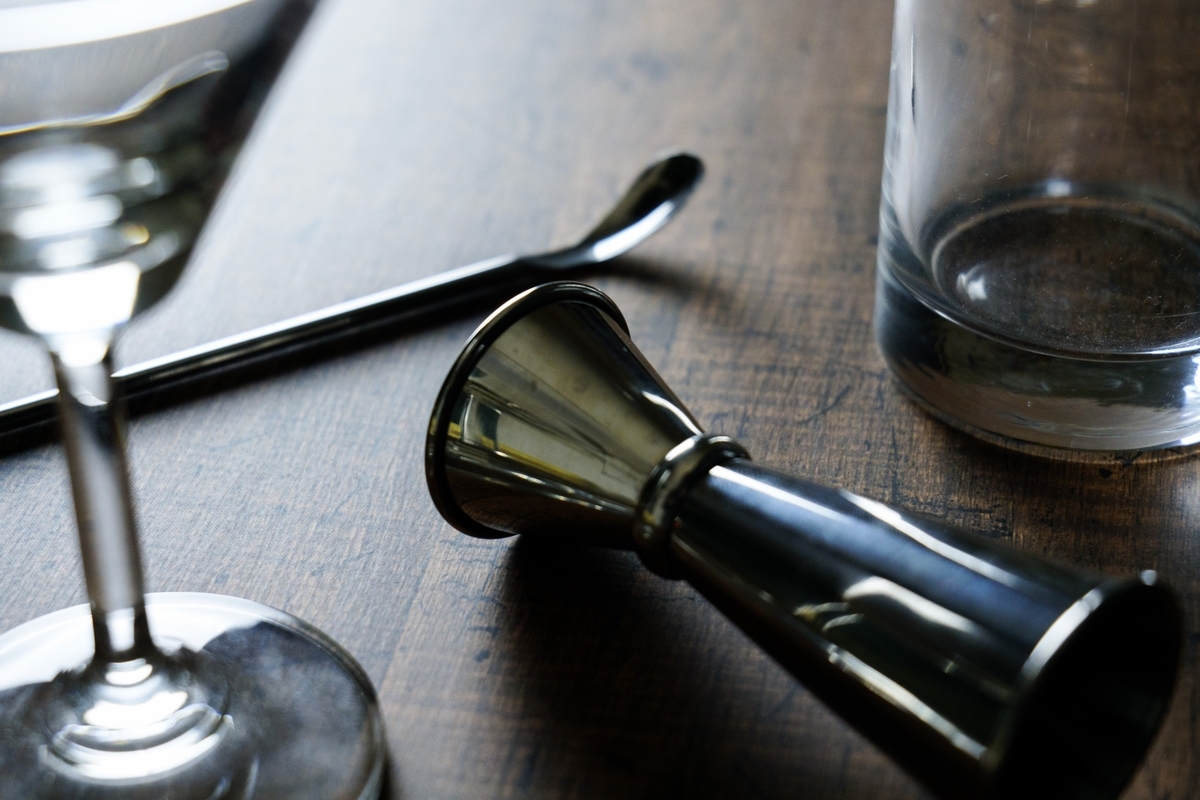 メジャーカップとカクテルグラス