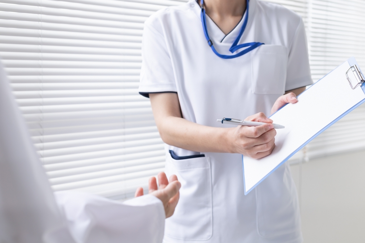 カルテを書く看護師