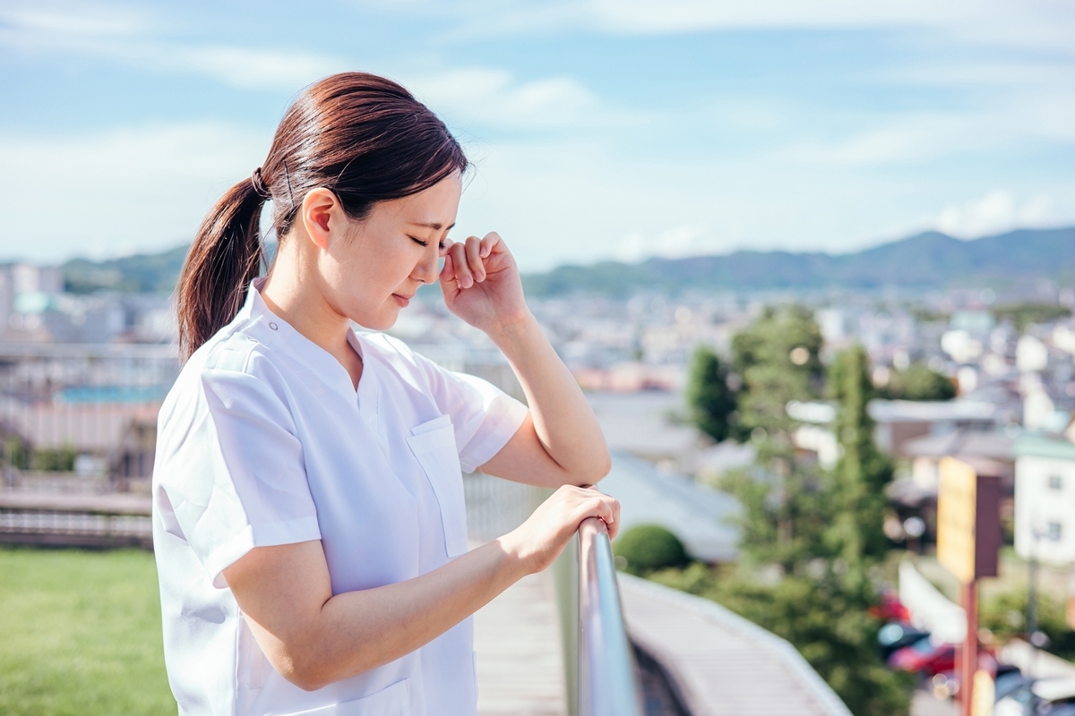 泣いている看護師