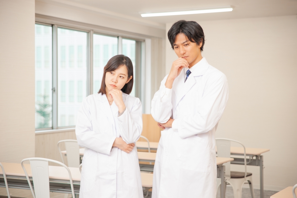 悩む男女の看護師