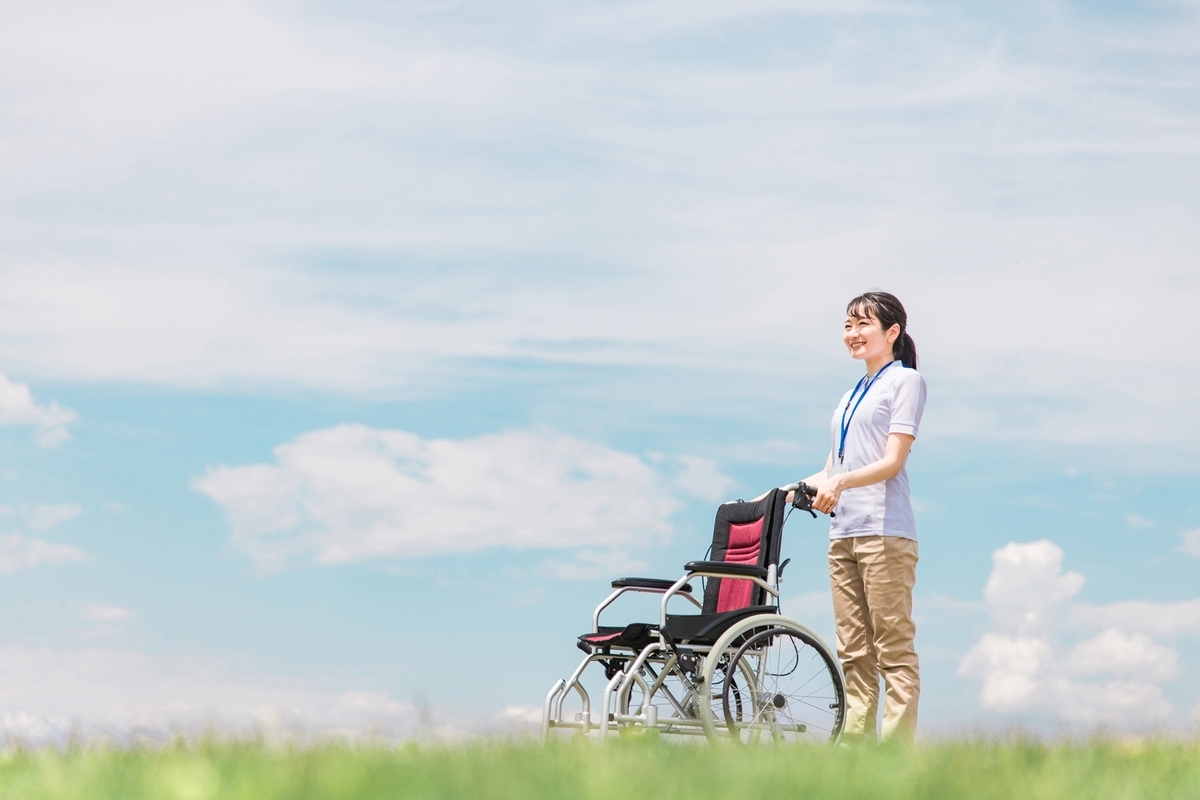 車いすを押す介護士