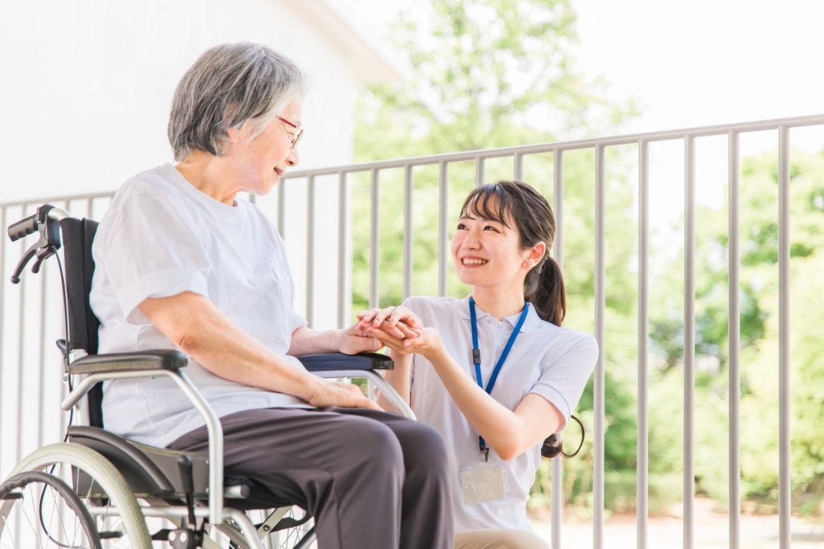 車いすの高齢者と介護士