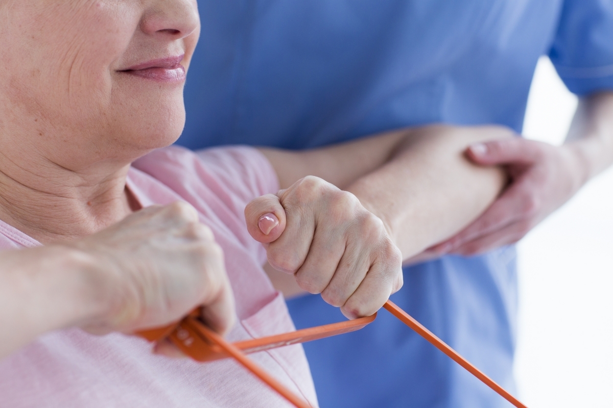 ゴムチューブを引っ張るリハビリ