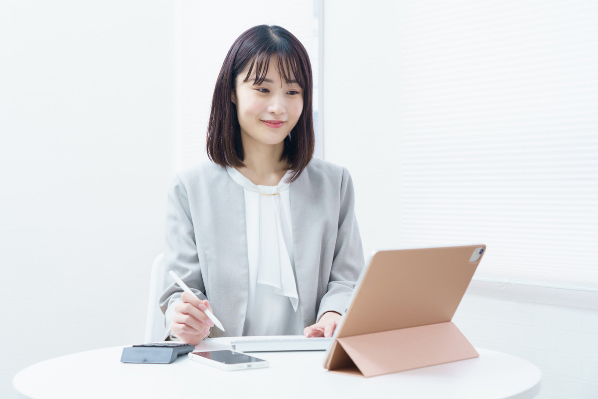 事務作業をする女性