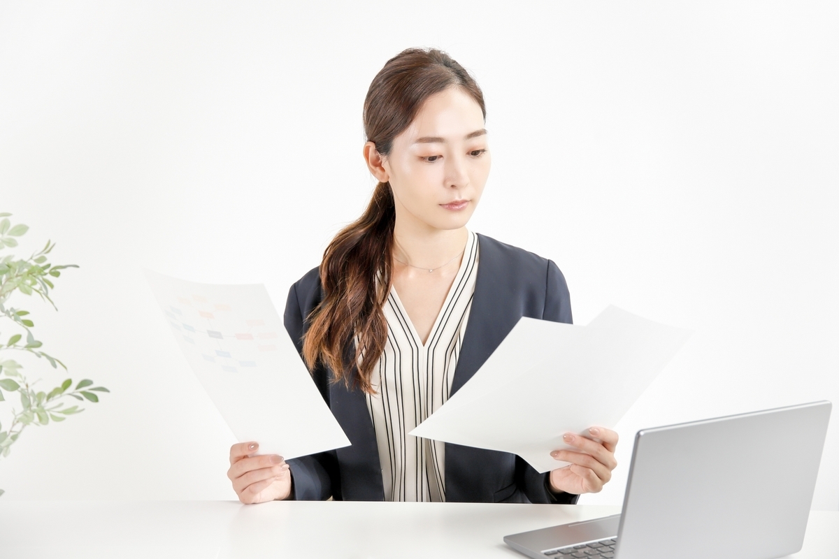 資料をチェックする女性