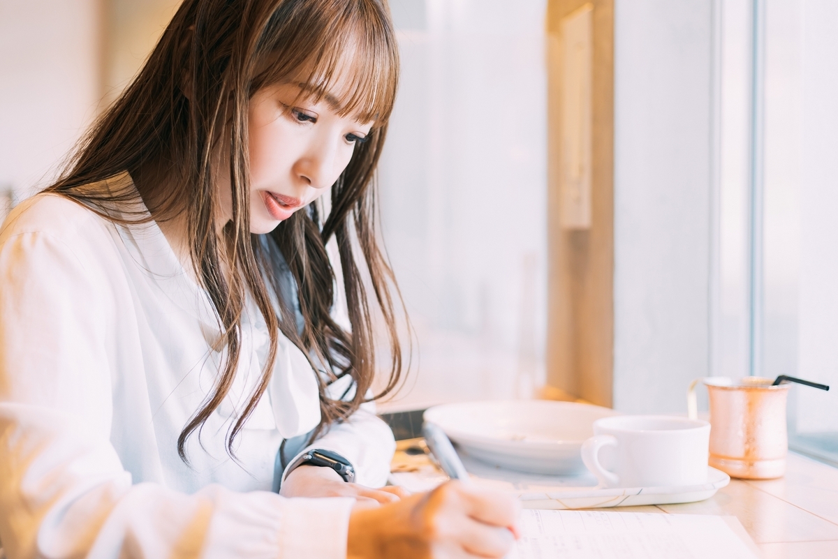 カフェで勉強する女性