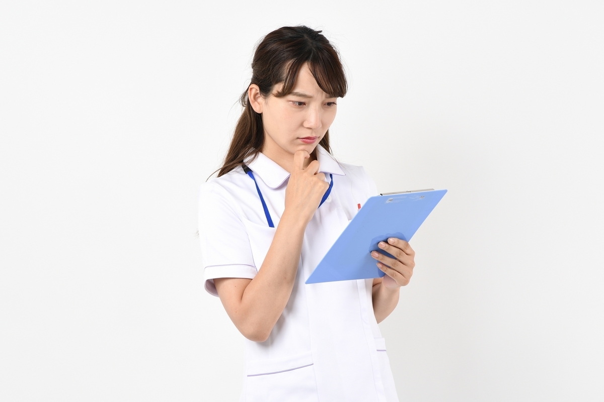 悩んでいる白衣の女性