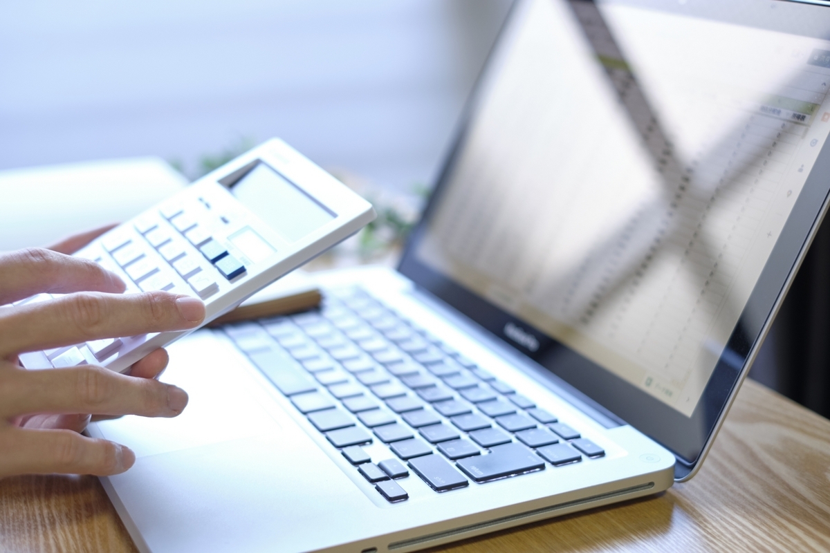 パソコンと電卓