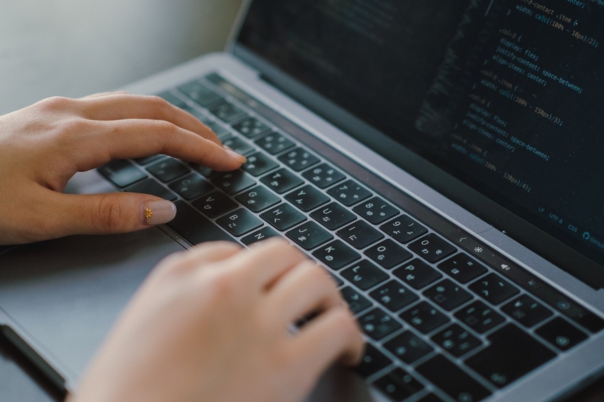 プログラミングをする手元
