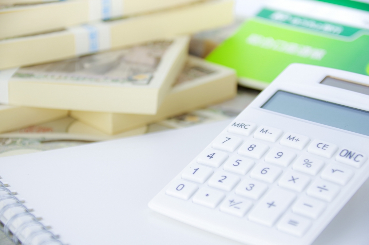 電卓と通帳と札束