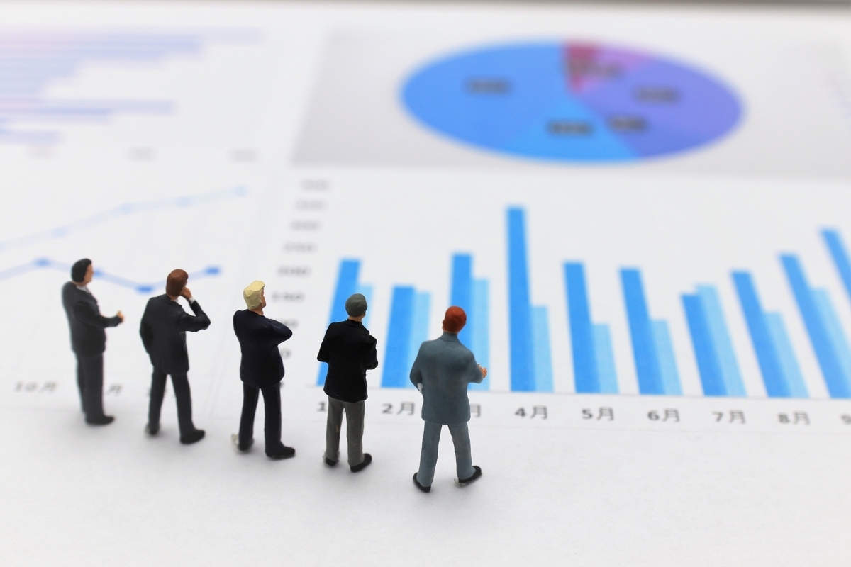 データを見ているスーツの5人