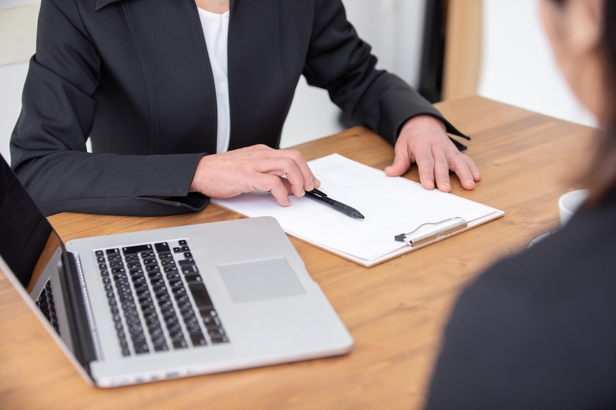 パソコンと資料を持って面談