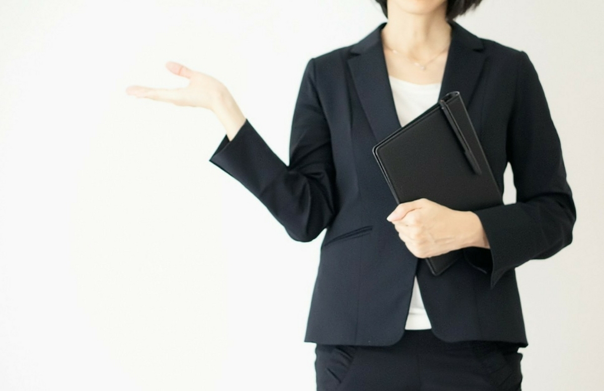 バインダーを持っている女性