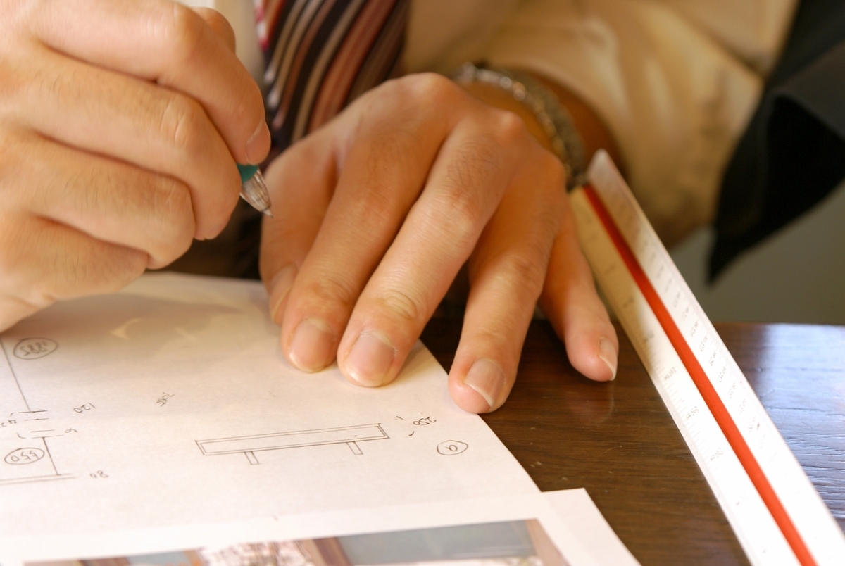 建築デザインをする手元