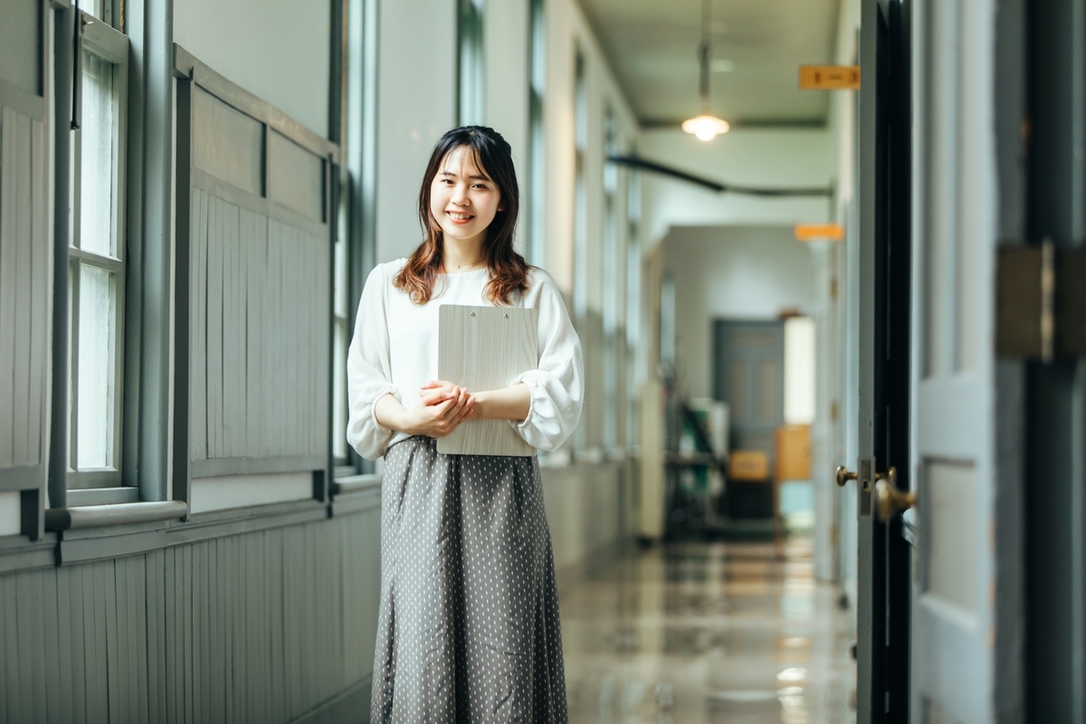 廊下を歩く講師の女性