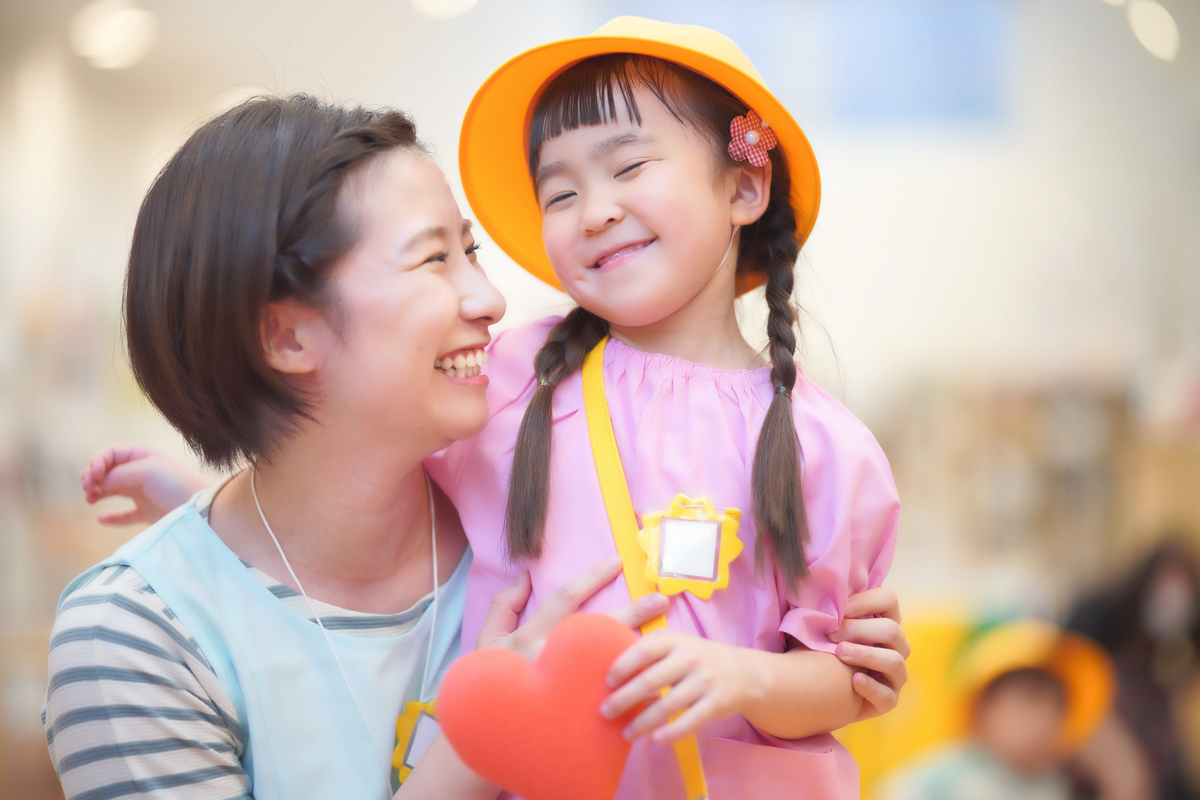 笑顔の子供と保育士