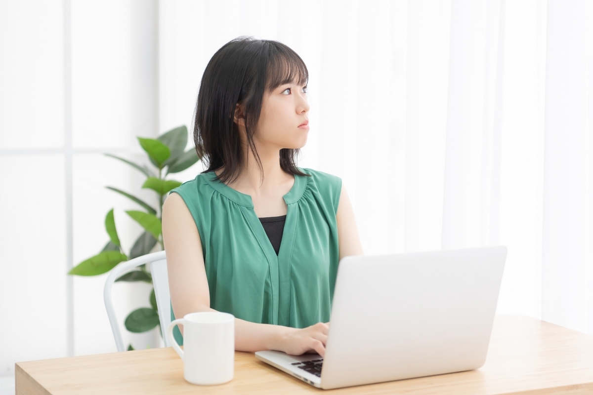 パソコンを操作する女性