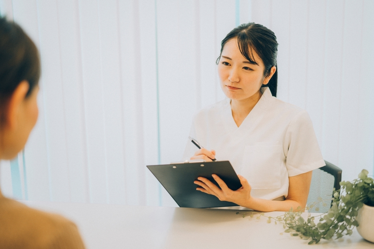 ファイルを持つ相談員