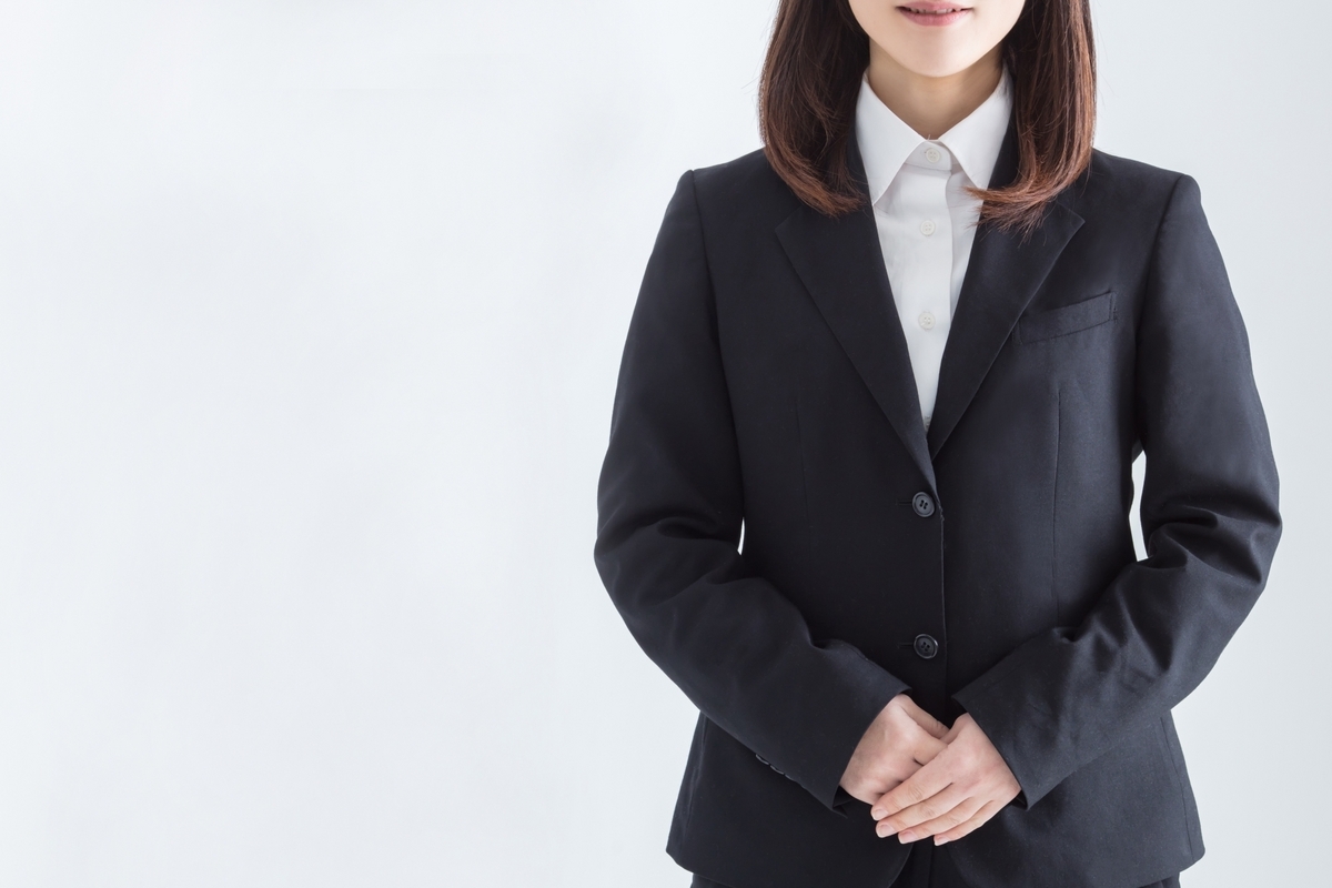 スーツを着た女性