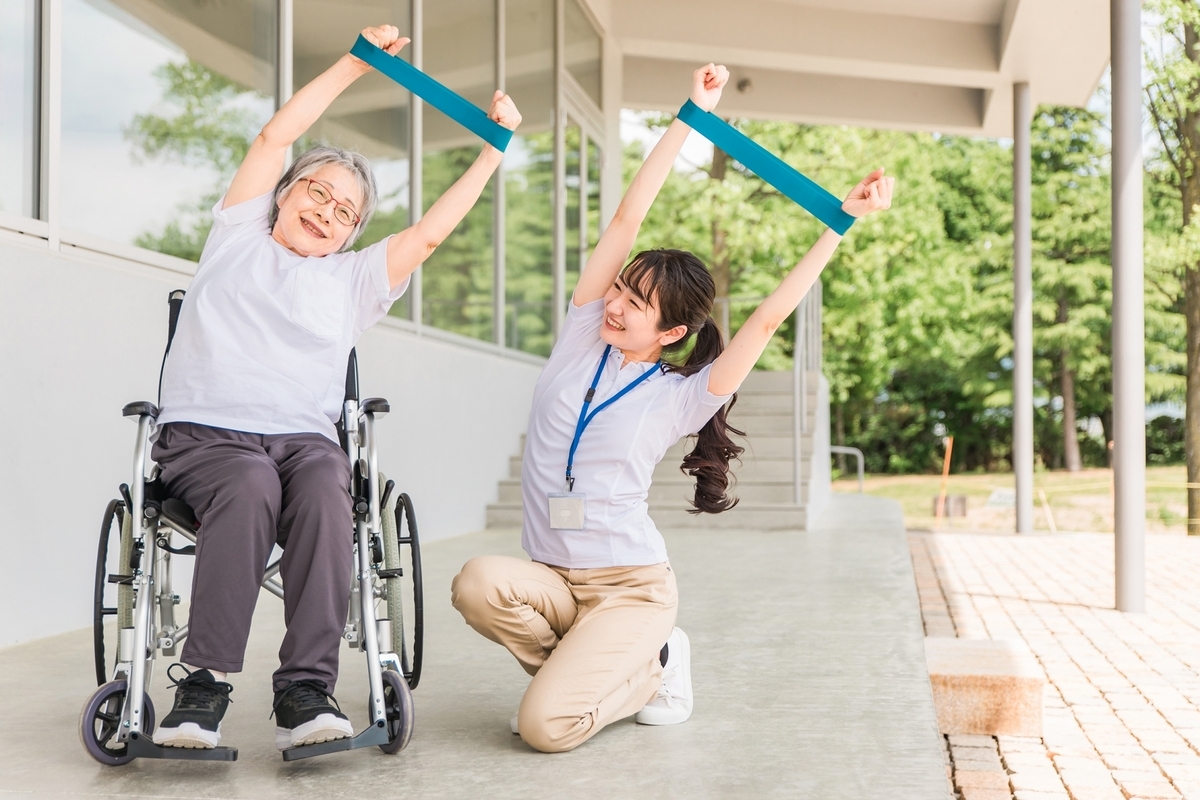 伸びをする女性と高齢者