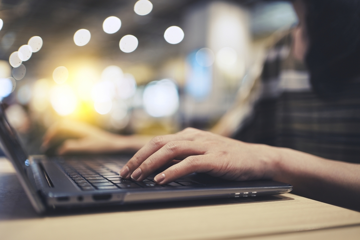 タイピングする手元
