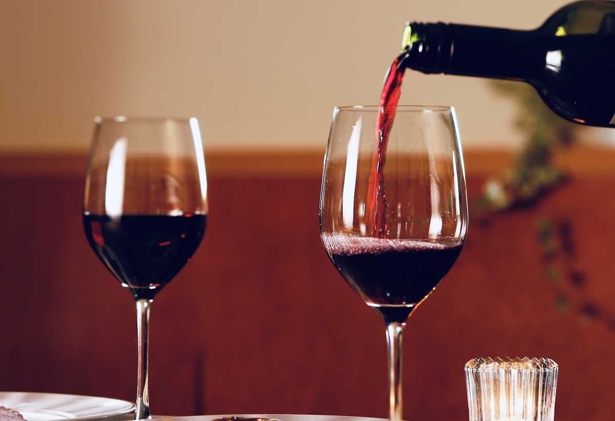 グラスにワインを注ぐ