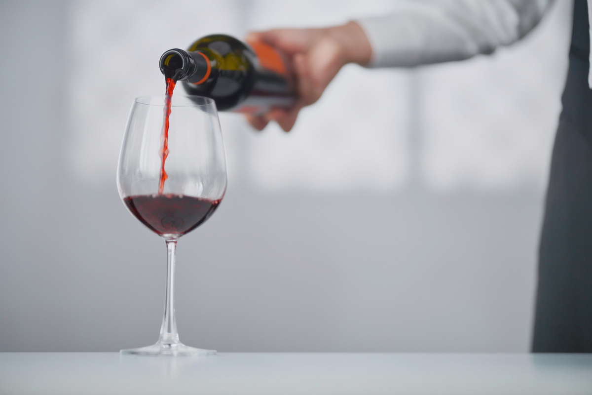 ワインを注ぐ