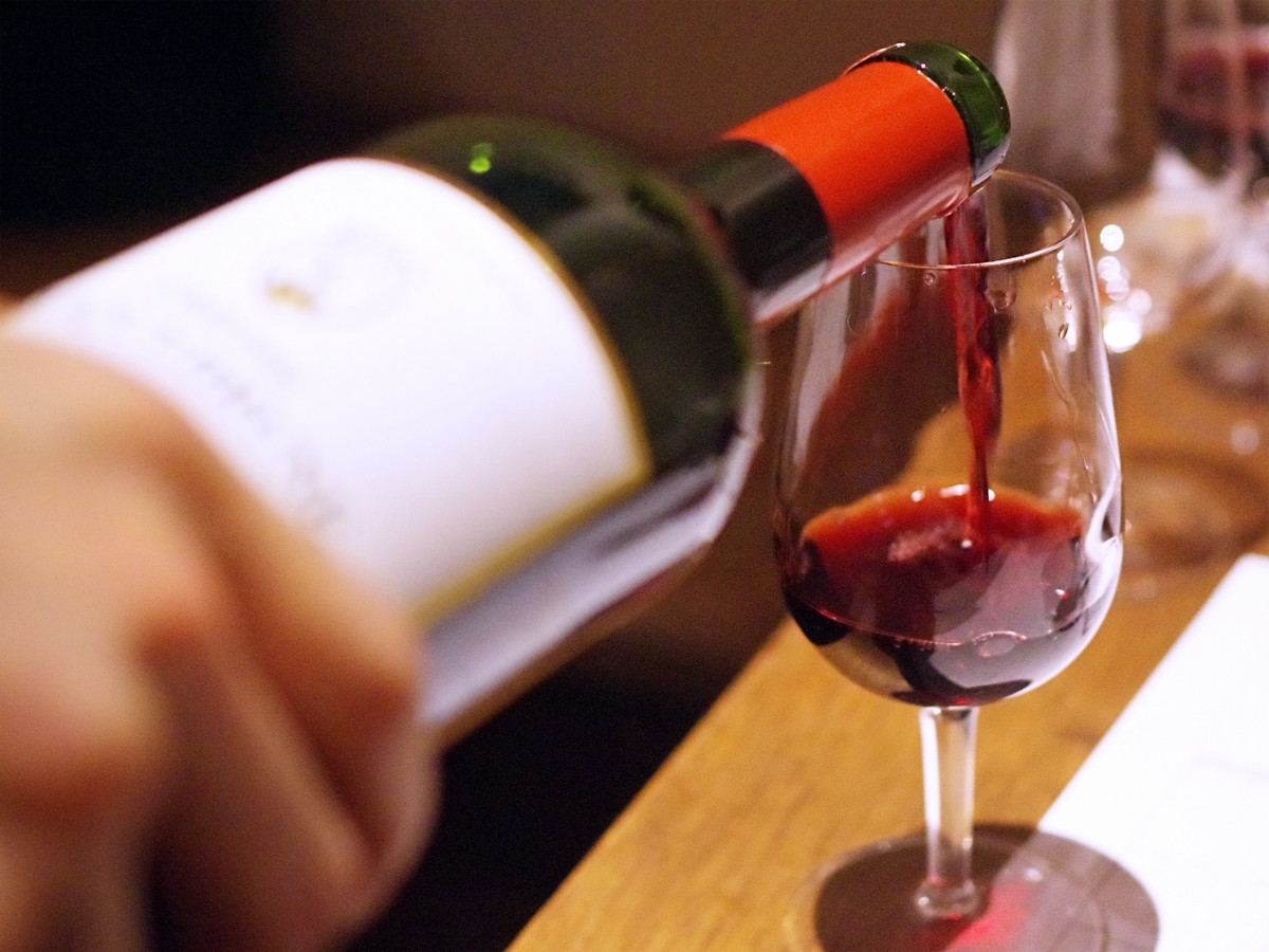ワインを注ぐ