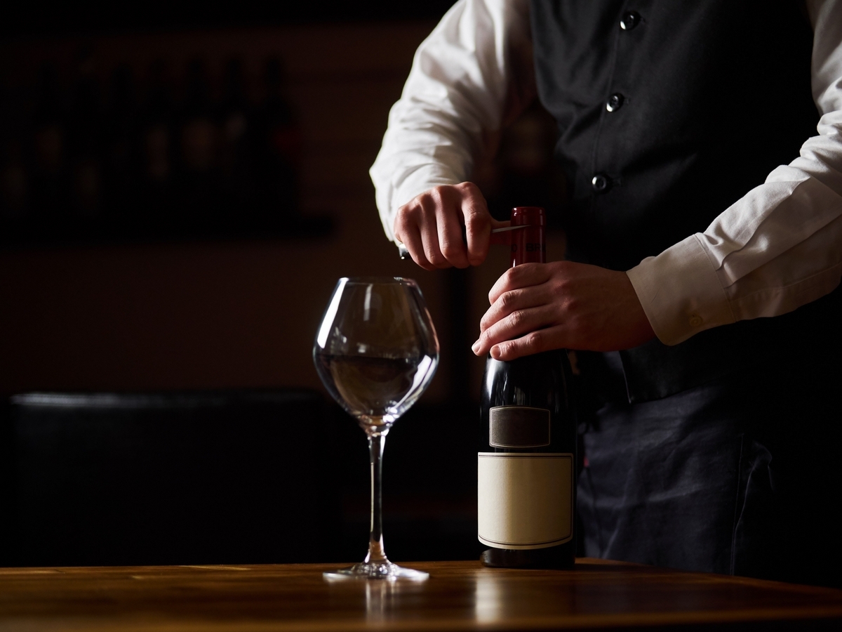 ワインを開けるソムリエ