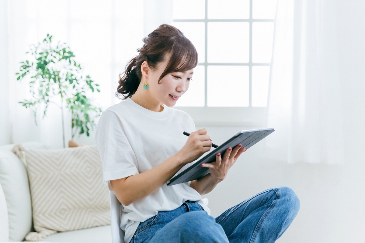 タブレットでデザインする女性