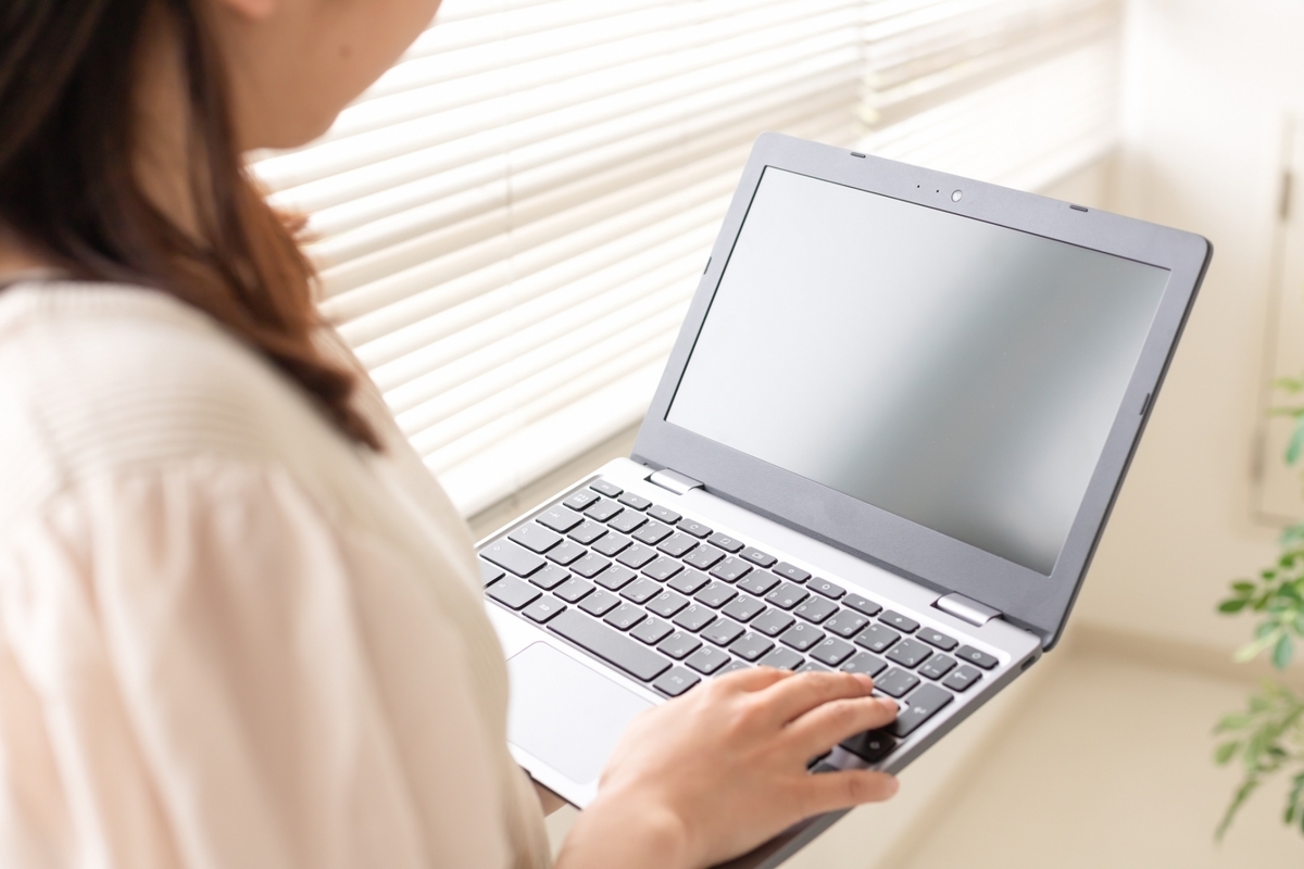 ノートパソコンを操作する女性