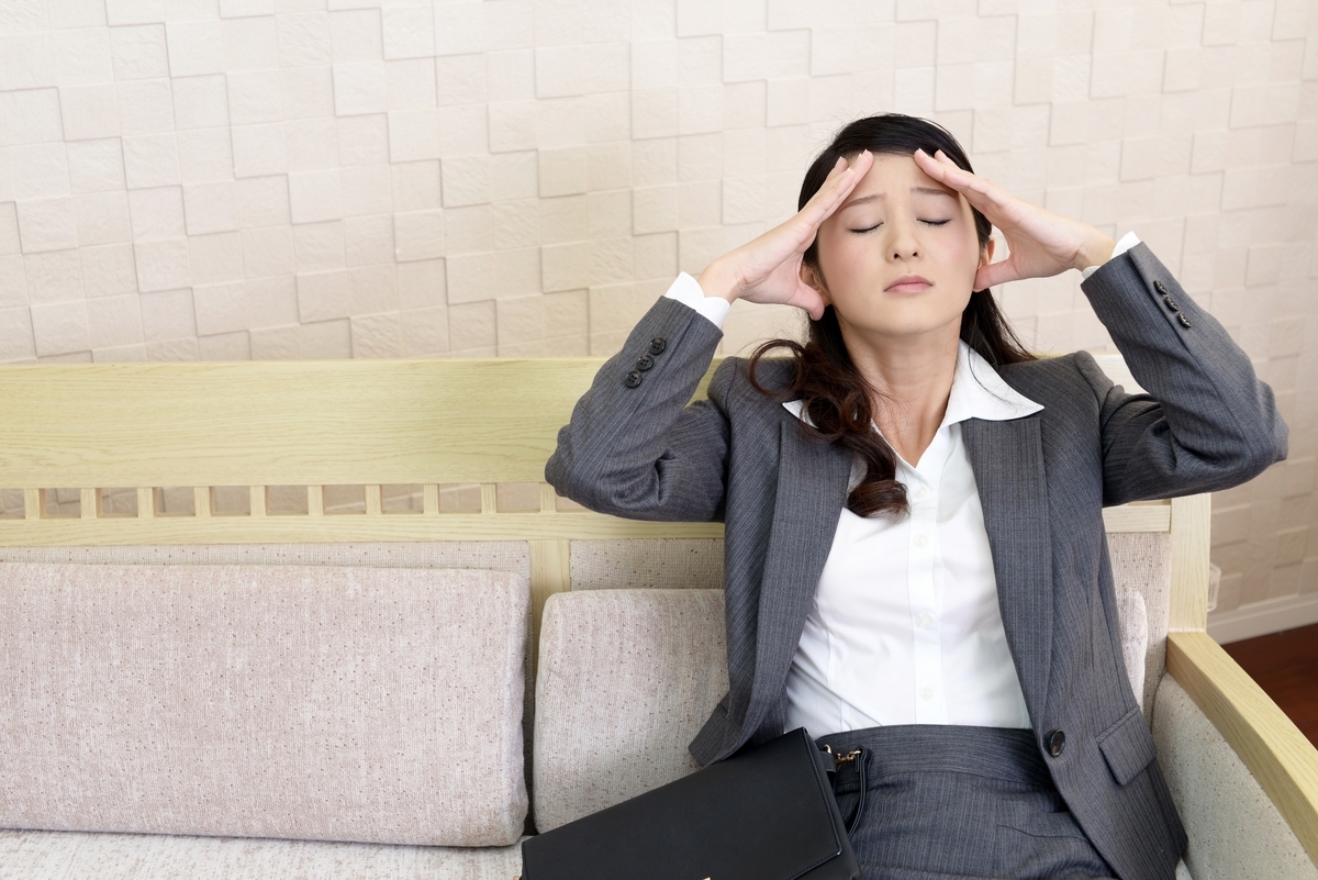 仕事に疲れた女性