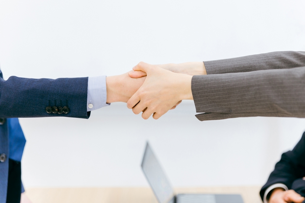 握手をする二人