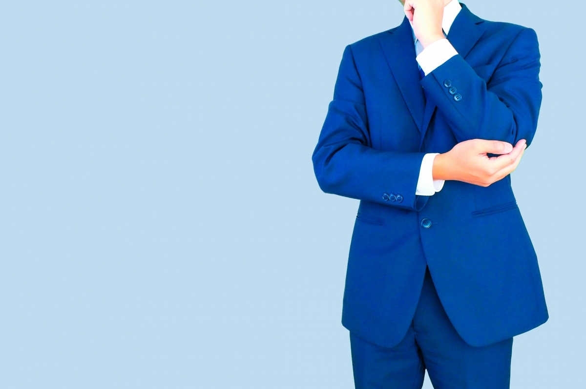 考え事をしているビジネスマン