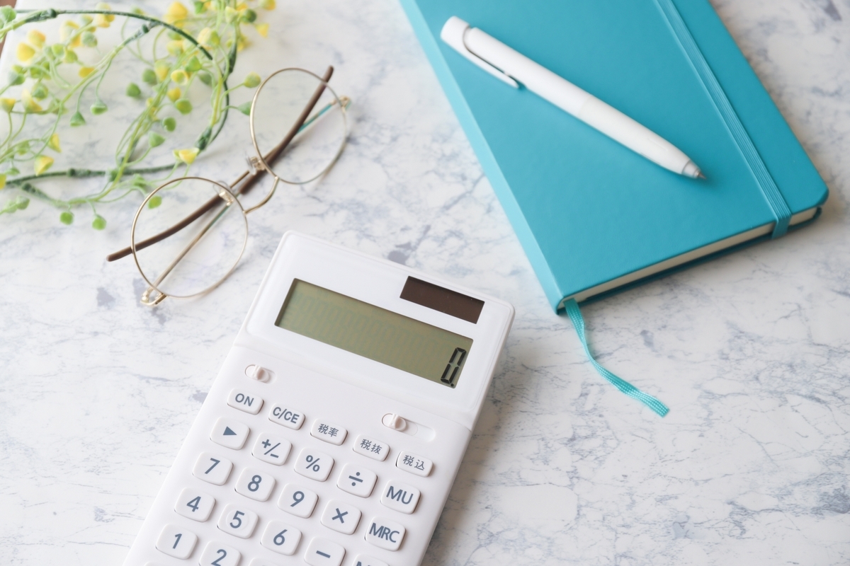 電卓と手帳とペン