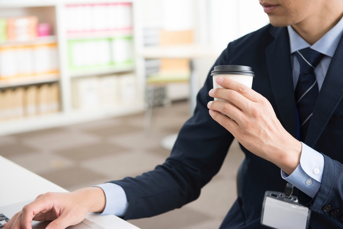 オフィスワークをするビジネスマン