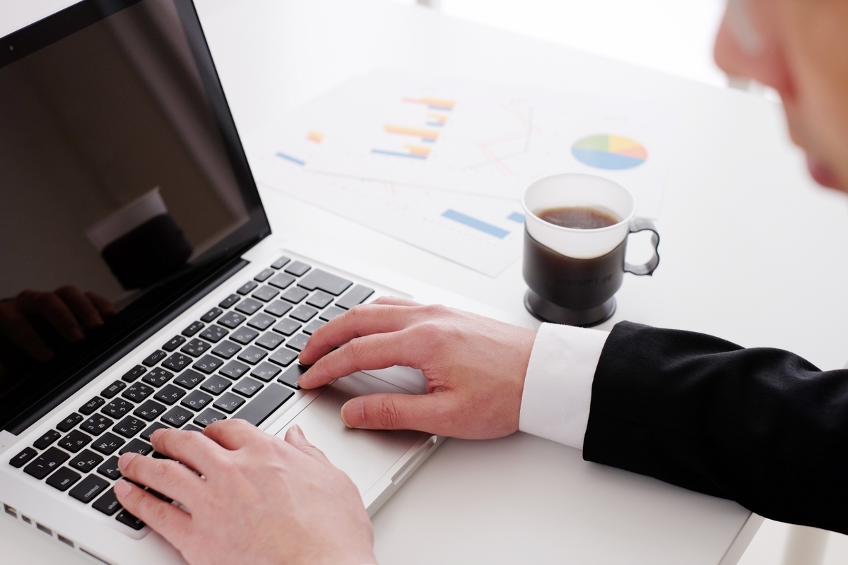 パソコンで作業をする男性