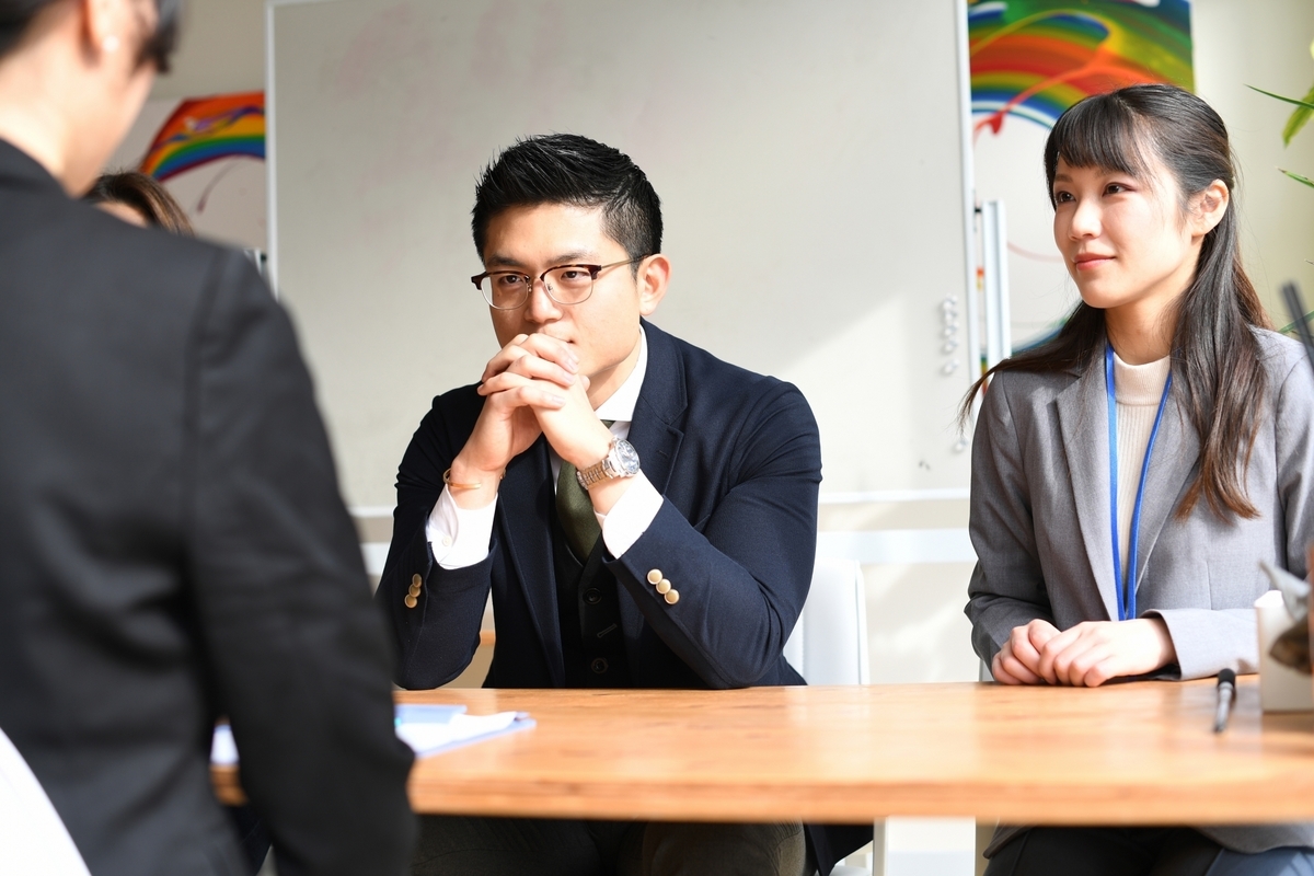 面接をする男性と女性
