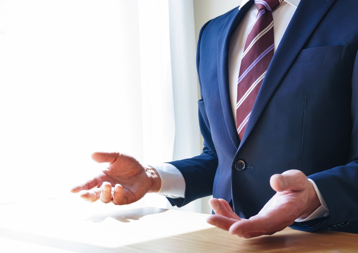 説明するスーツの男性