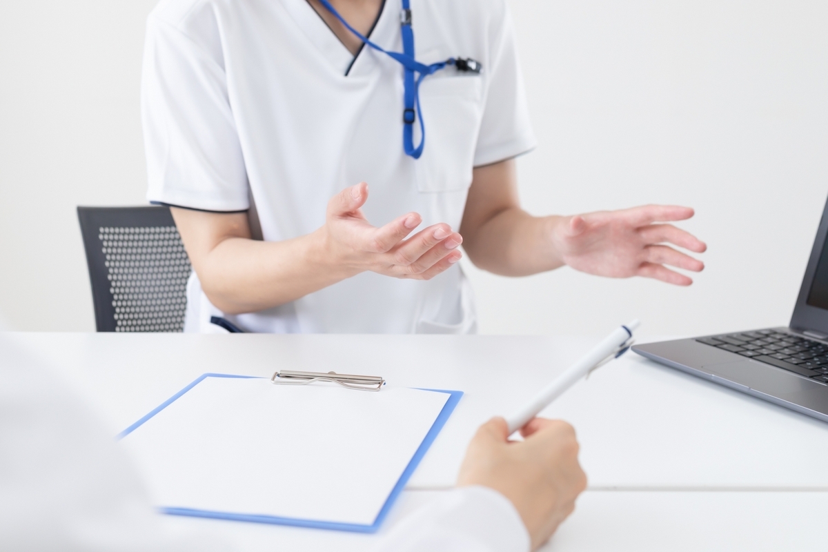 会話をする医療従事者