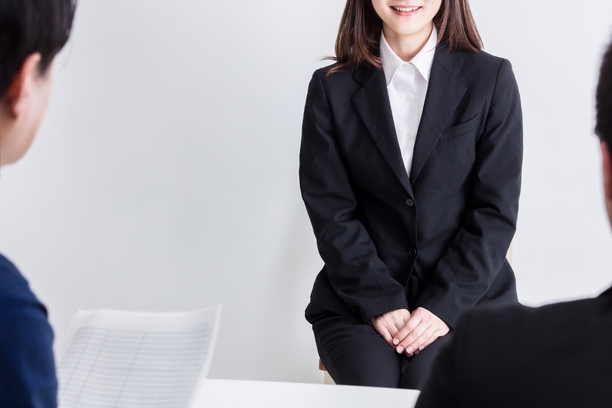 面接を受ける女性