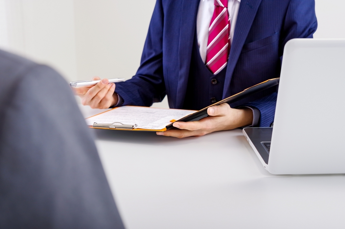 面接をする男性