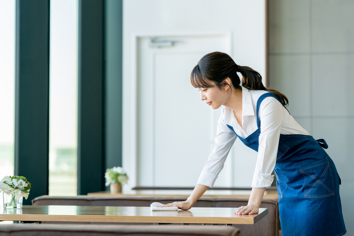 テーブルを拭く女性