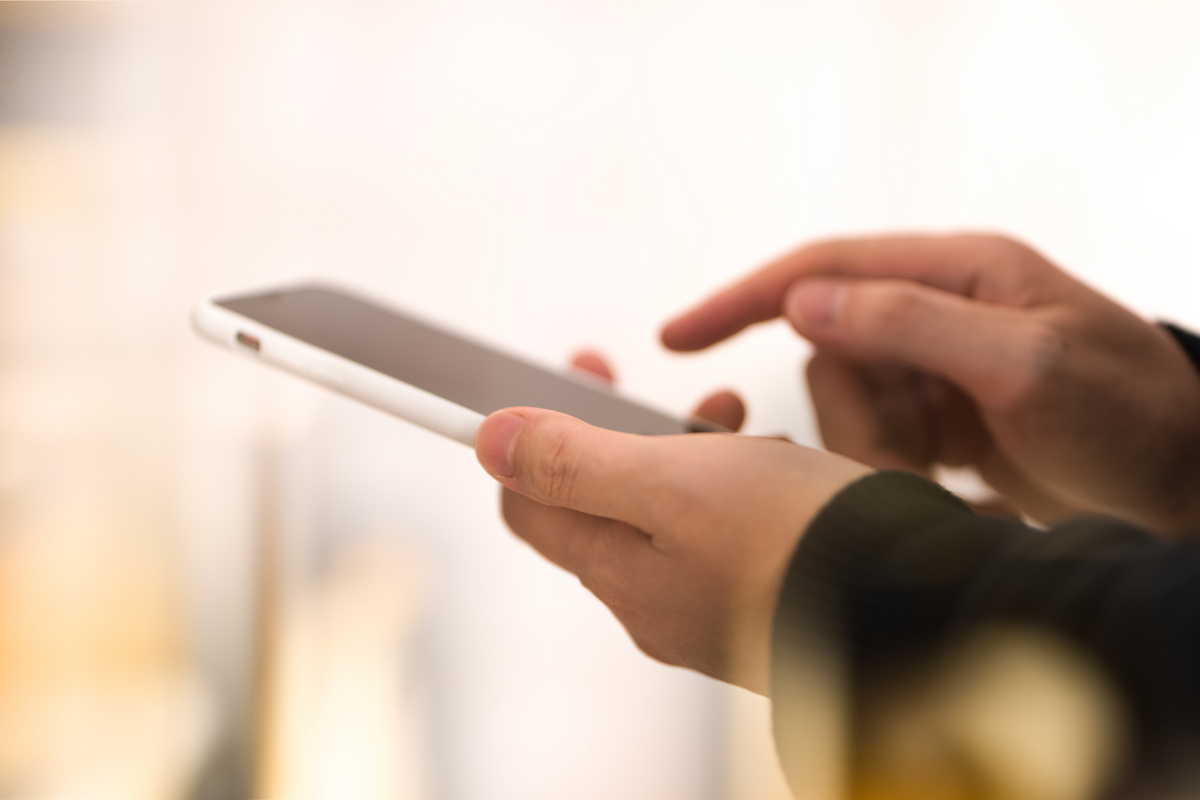 スマホを操作する手元