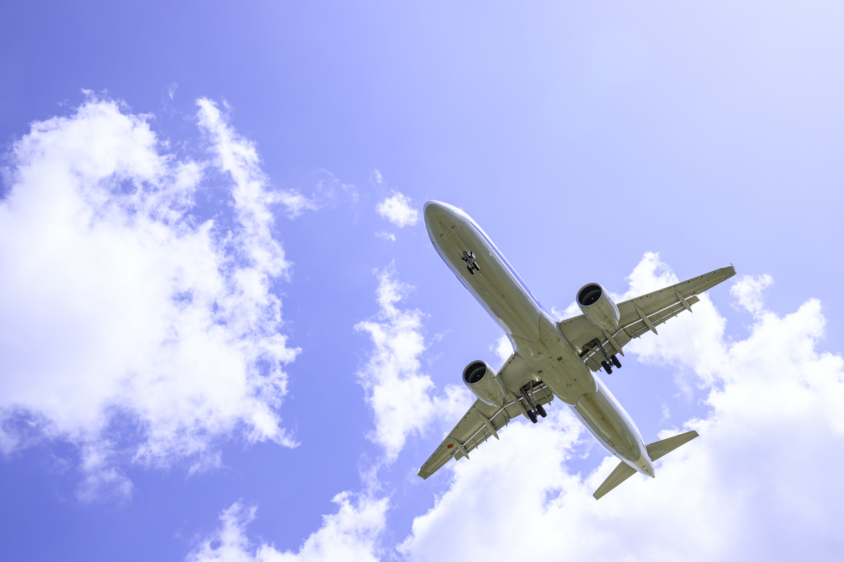 下から見た航空機